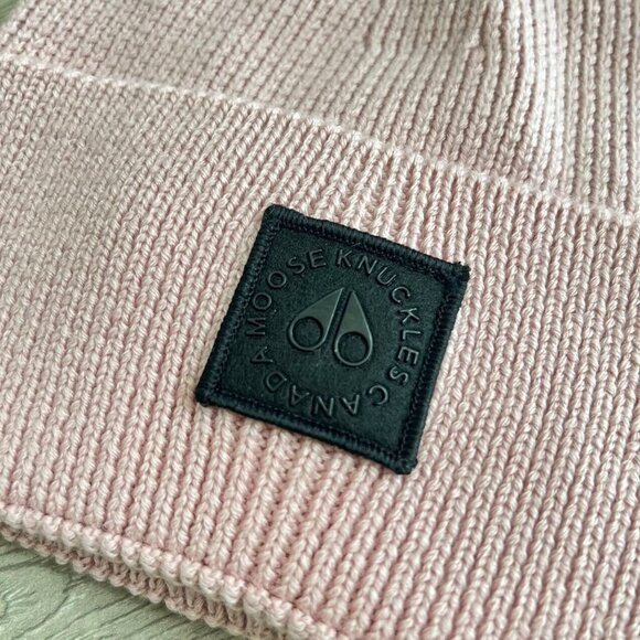 NWT Moose Knuckles Women's knit Rose Smoke Snowbank Beanie 100% Merino Wool - Picture 2 of 9